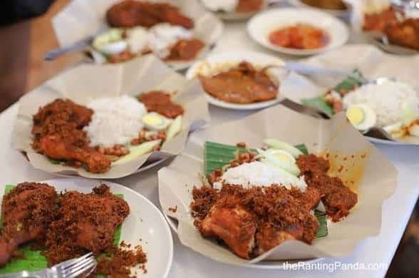招牌Nasi Lemak椰浆饭配香料炸鸡,Village Park Damansara